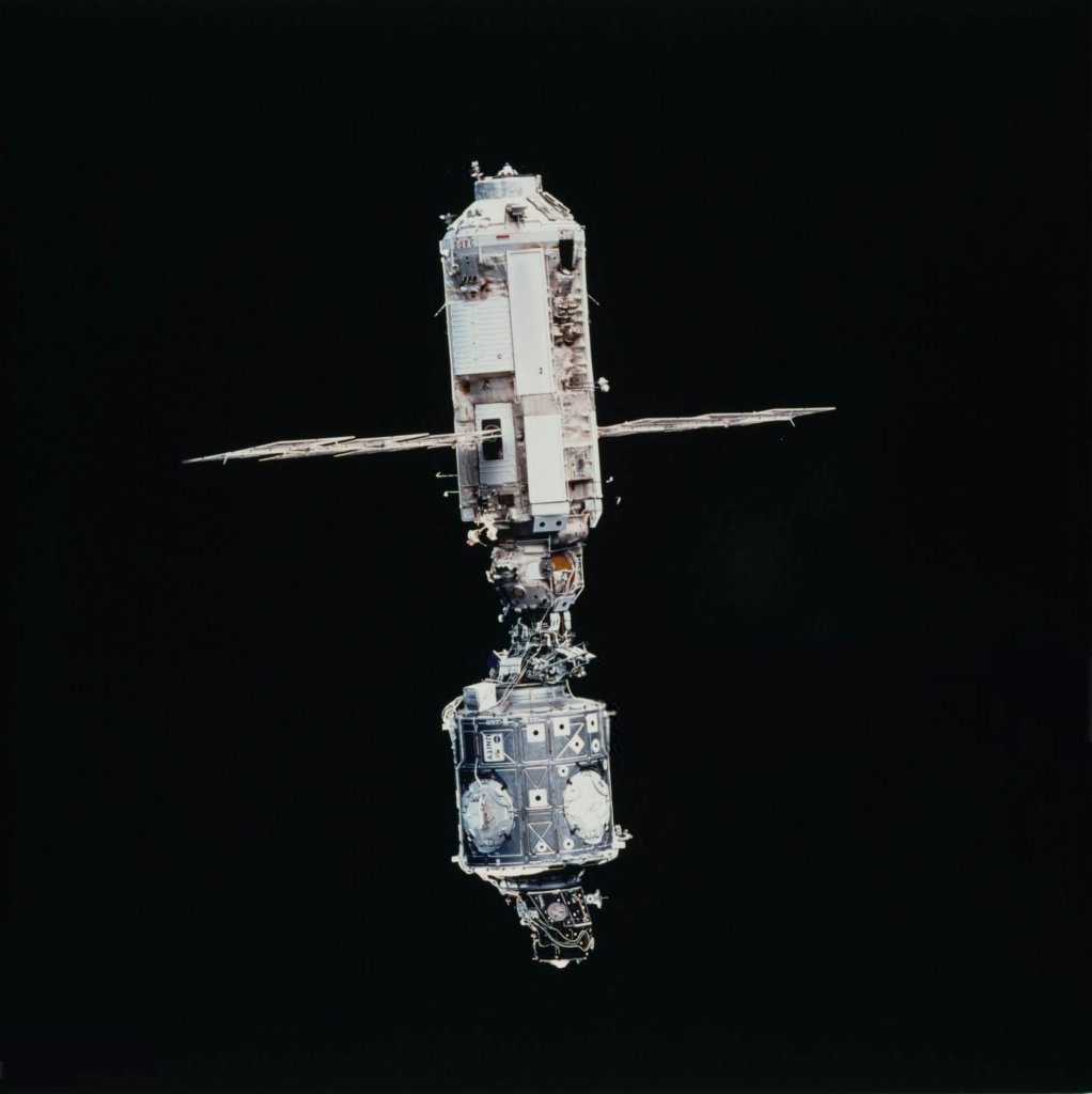 STS-88 Endeavour (26).jpg