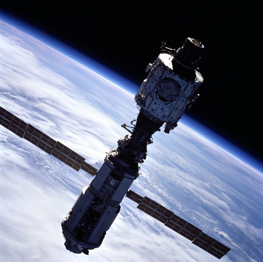 STS-88 Endeavour (28_2).jpg