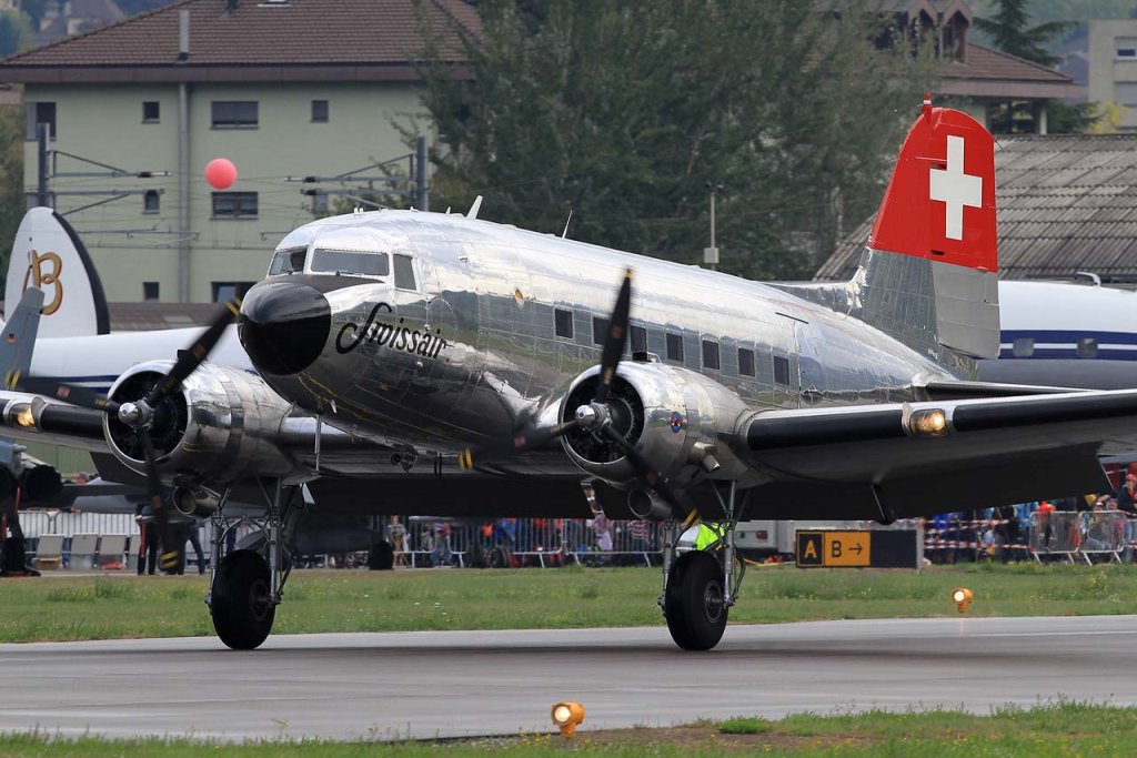 Douglas DC-3 (6).jpg