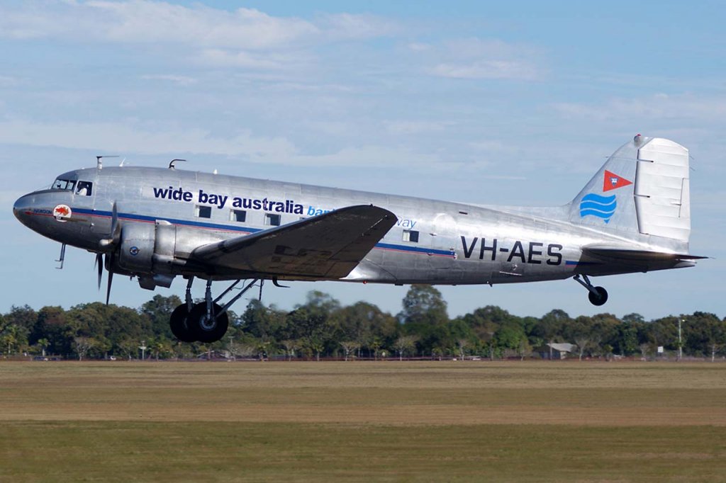 Douglas DC-3 (7).jpg