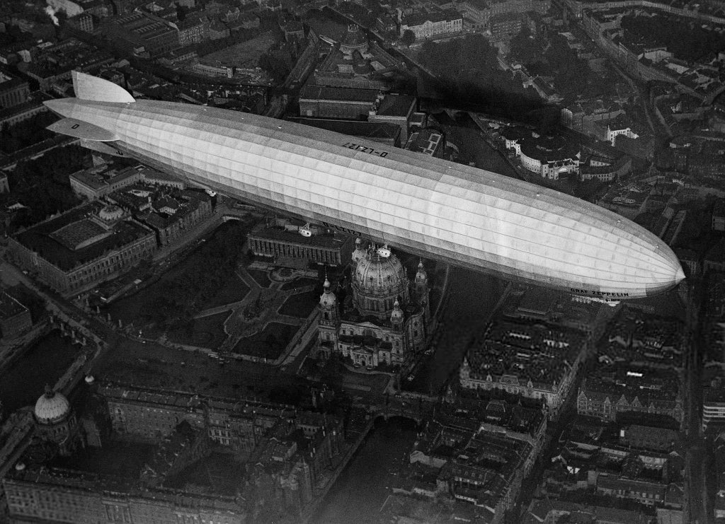 Airship 1928 (9) LZ-127 Graf Zeppelin.jpg