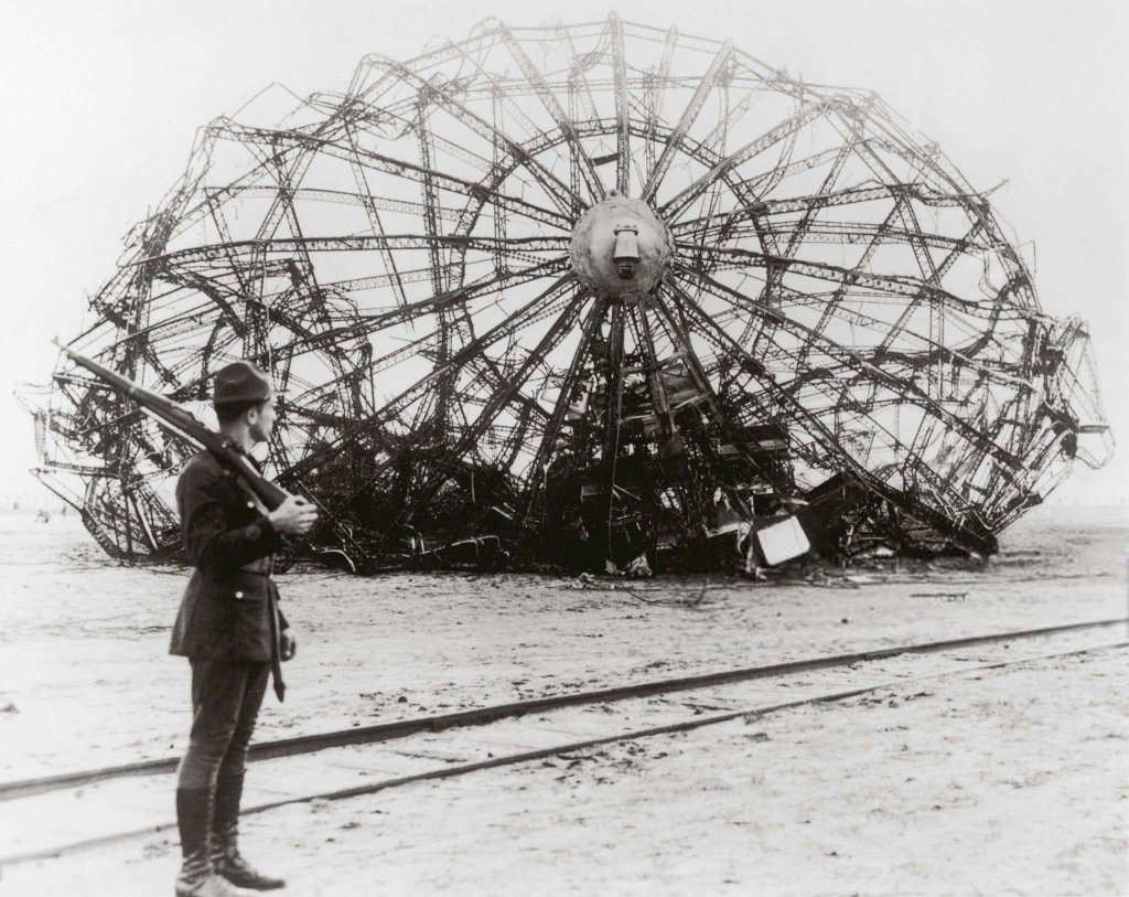 Airship 1937_5_6 (55) LZ-129 Hindenburg.jpg