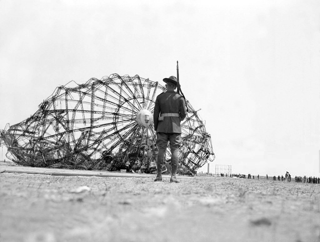 Airship 1937_5_6 (56) LZ-129 Hindenburg.jpg