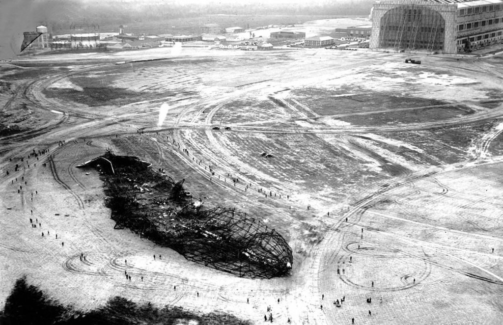 Airship 1937_5_6 (57) LZ-129 Hindenburg.jpg