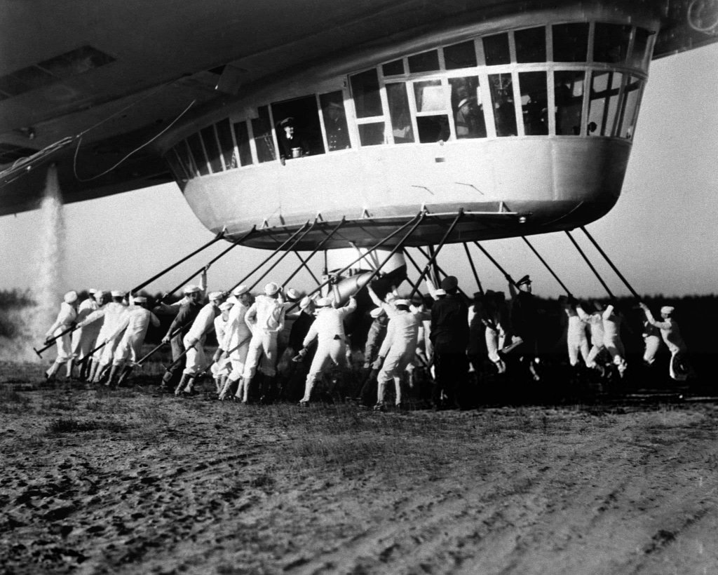 Airship 1937_5_6 (85) LZ-129 Hindenburg.jpg