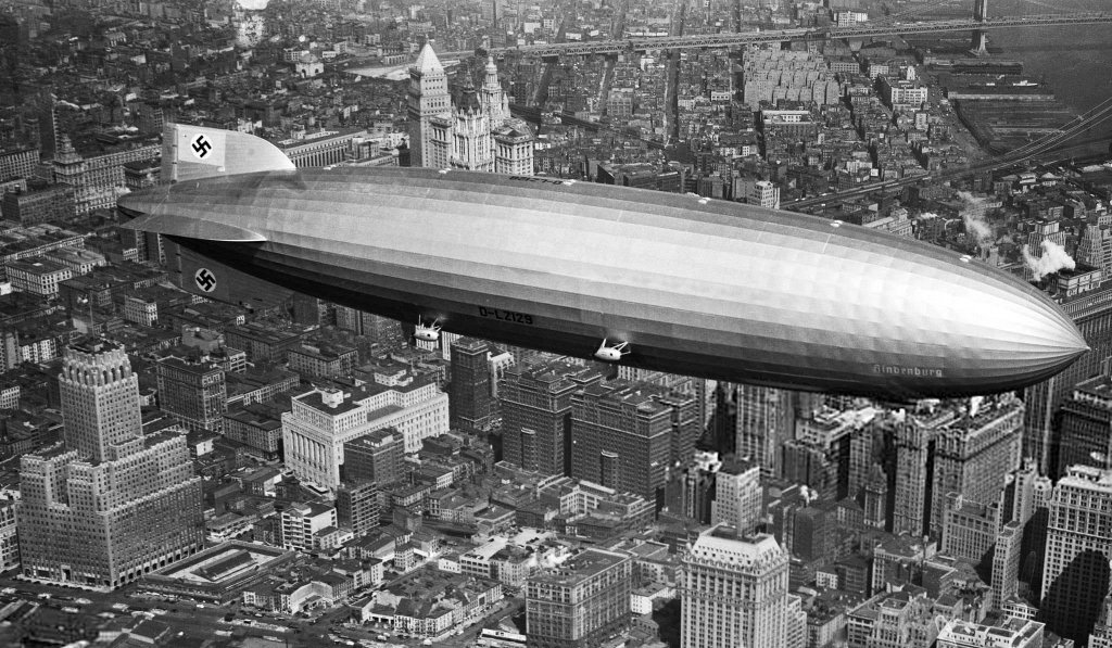 Airship 1937_5_6 (4) LZ-129 Hindenburg.jpg