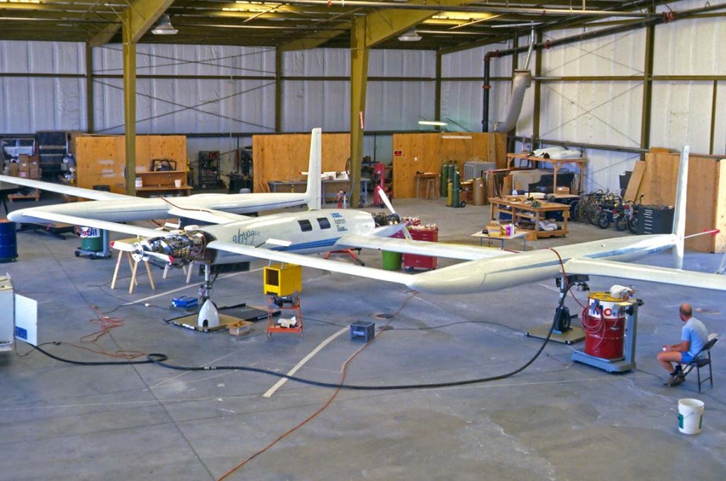 Máy bay Rutan 76 Voyager 1986_9_11 (1).jpg