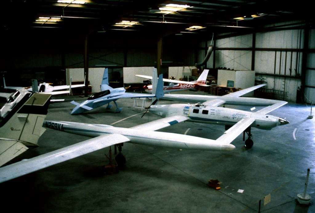 Máy bay Rutan 76 Voyager 1987_3_24 (1).jpg