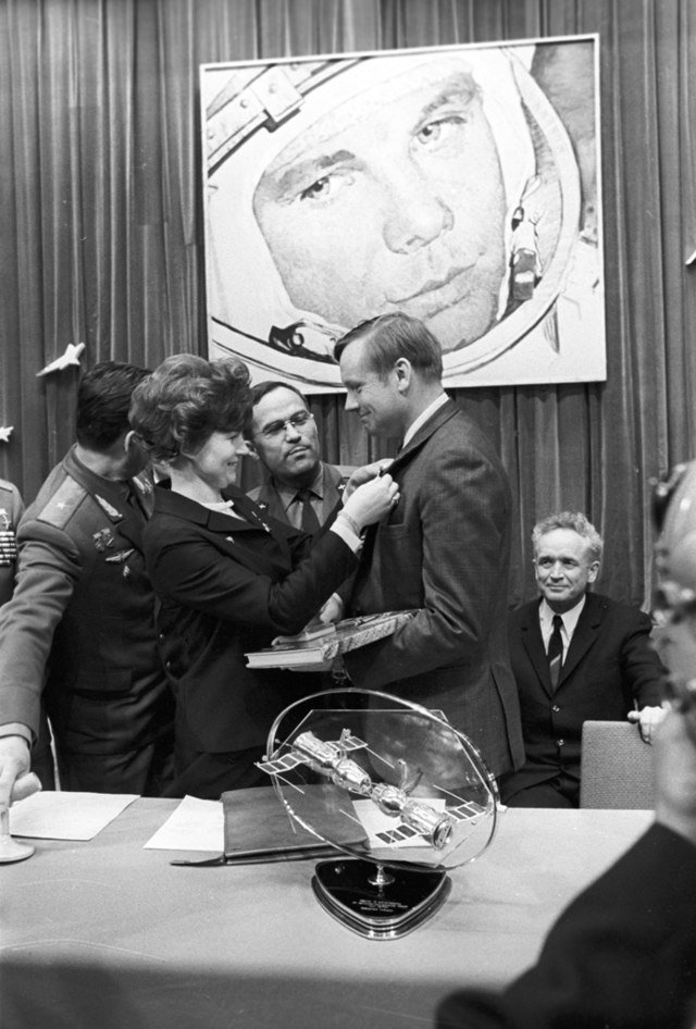 640px-RIAN_archive_837790_Valentina_Tereshkova_and_Neil_Armstrong.jpg