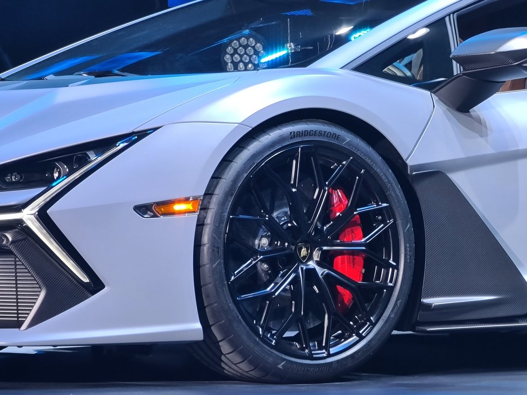 Lamborghini Revuelto (4).jpg