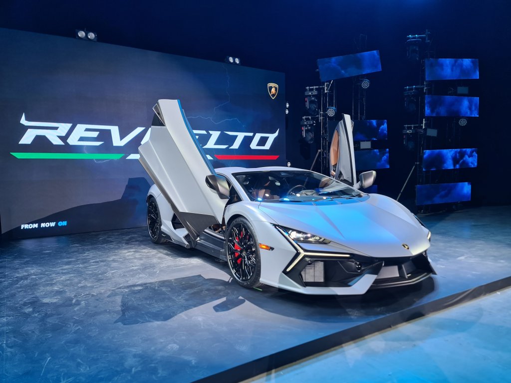 Lamborghini Revuelto (13).jpg