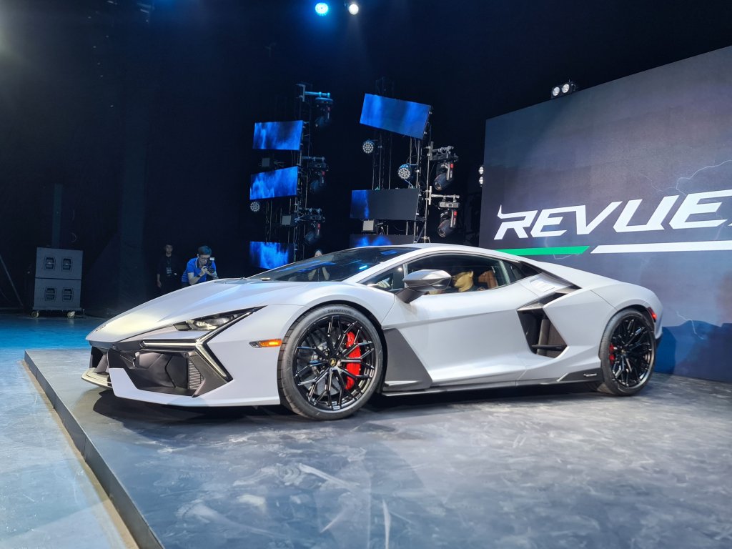 Lamborghini Revuelto (17).jpg