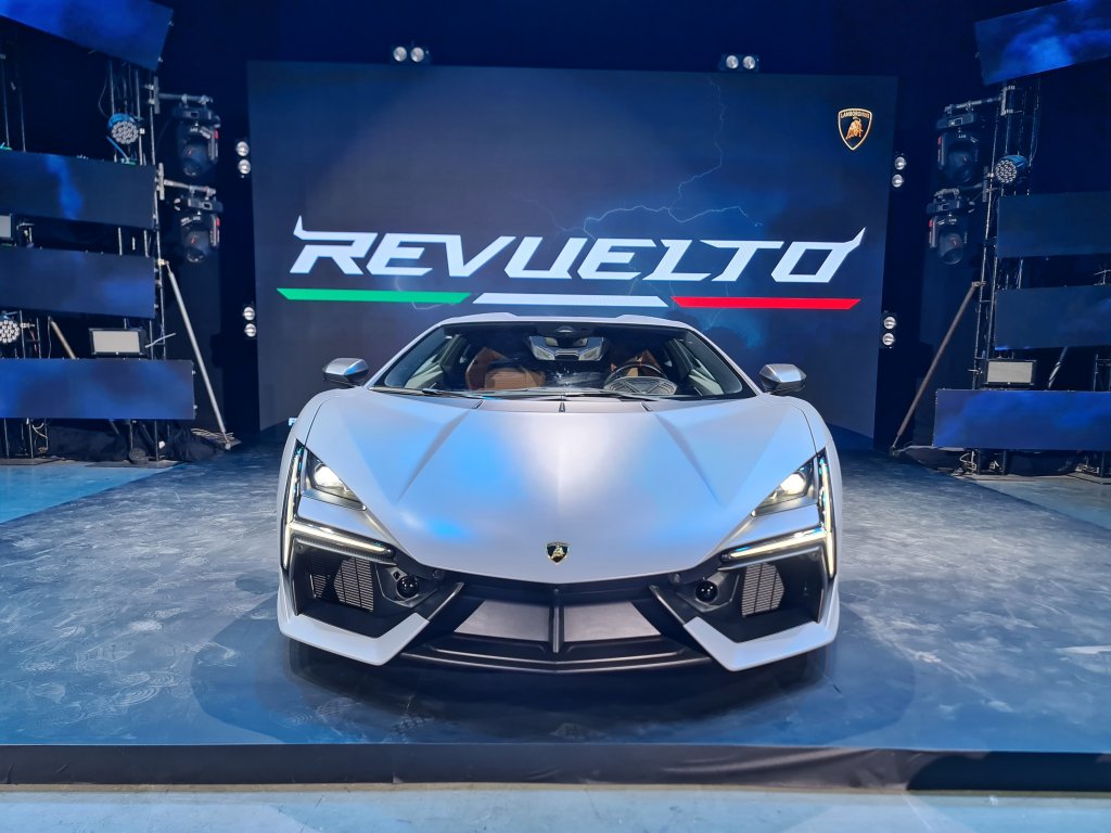 Lamborghini Revuelto (19).jpg