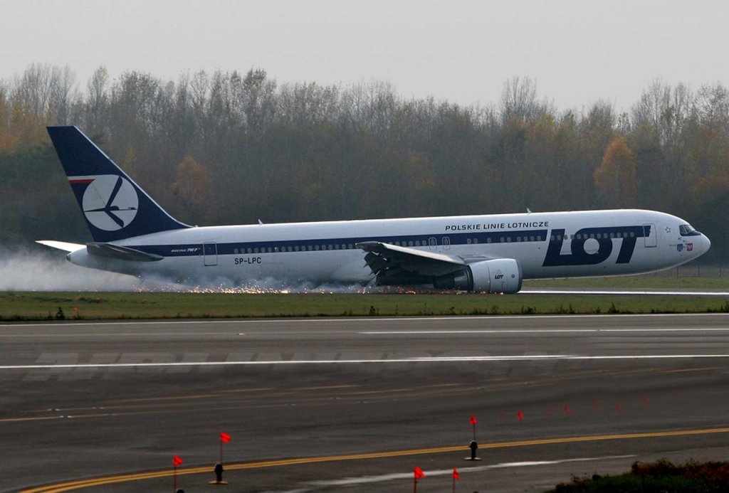 Boeing 767-35D-ER (12).jpg