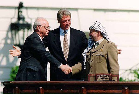 Bill_Clinton,_Yitzhak_Rabin,_Yasser_Arafat_at_the_White_House_1993-09-13.jpg