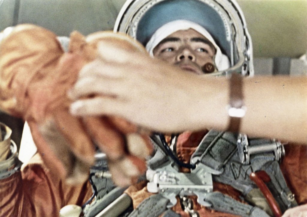 Space 1962_8_11 (x27) Soyuz-8 .jpg