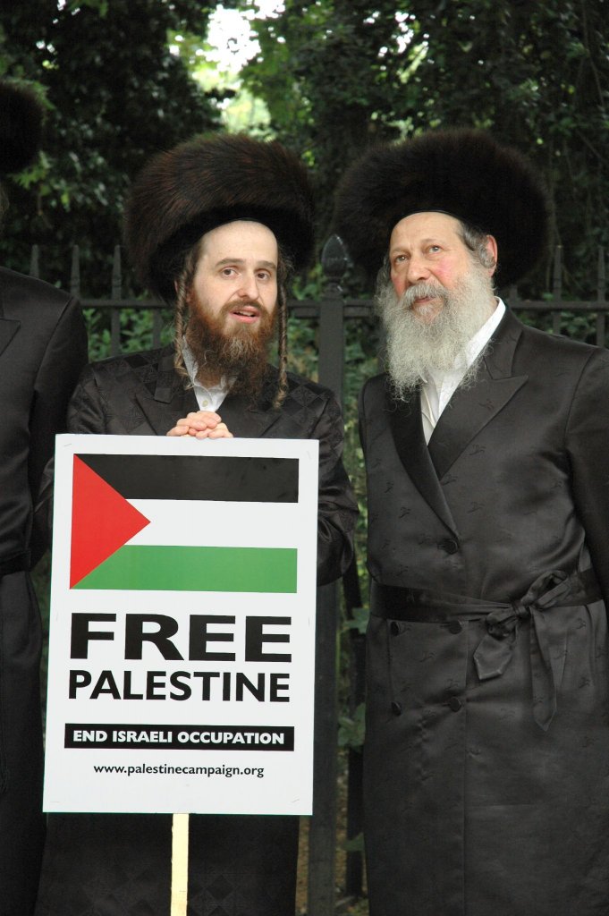 Members of Neturei Karta Orthodox Jewish group protest against Israel 2.jpg