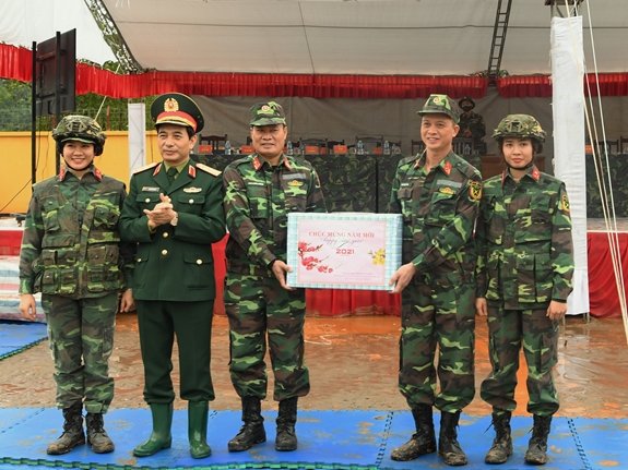 dong chi thuong tuong phan van giang uy vien bo chinh tri uy vien thuong vu quan uy trung uong...jpg