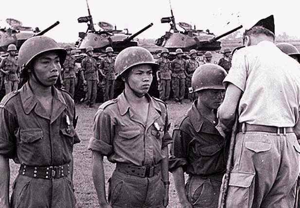 French_officer_and_State_of_Vietnam_soldiers.jpg