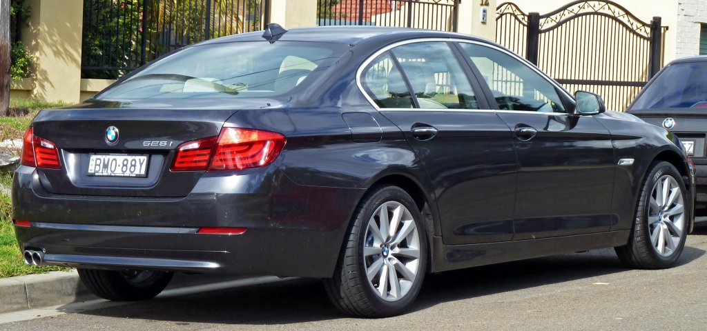 2010_BMW_528i_(F10)_sedan_01.jpg