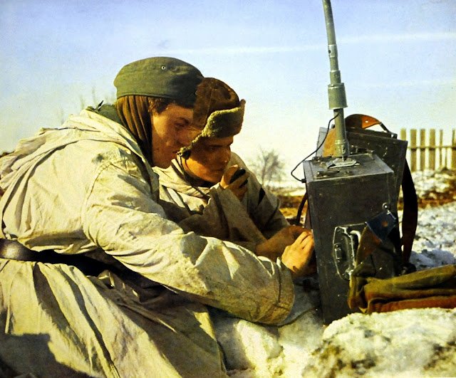 German Radio Operators In The Field.jpg