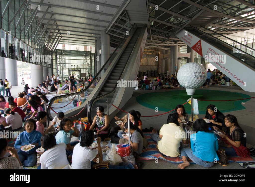 philippines-housekeepers-gathering-together-on-sundays-at-hsbc-bank-GDKCW6.jpg