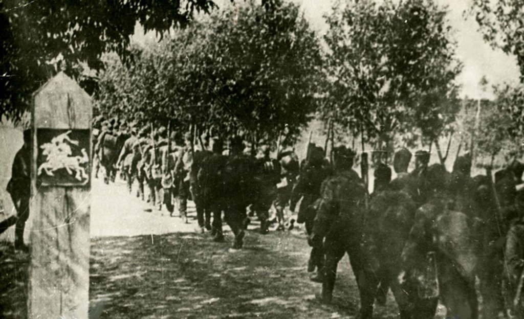 Red_Army_enters_the_territory_of_Lithuania_during_its_occupation,_1940_(cropped).jpg