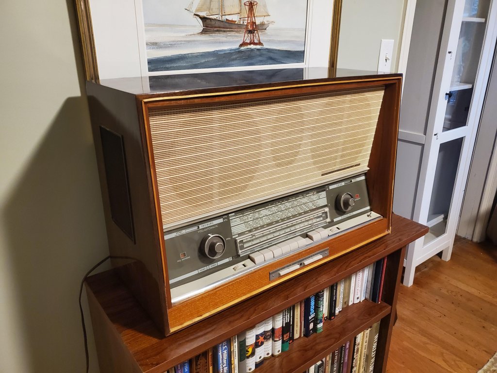 my-first-vintage-radio-v0-72bhkg7rc54c1.jpg