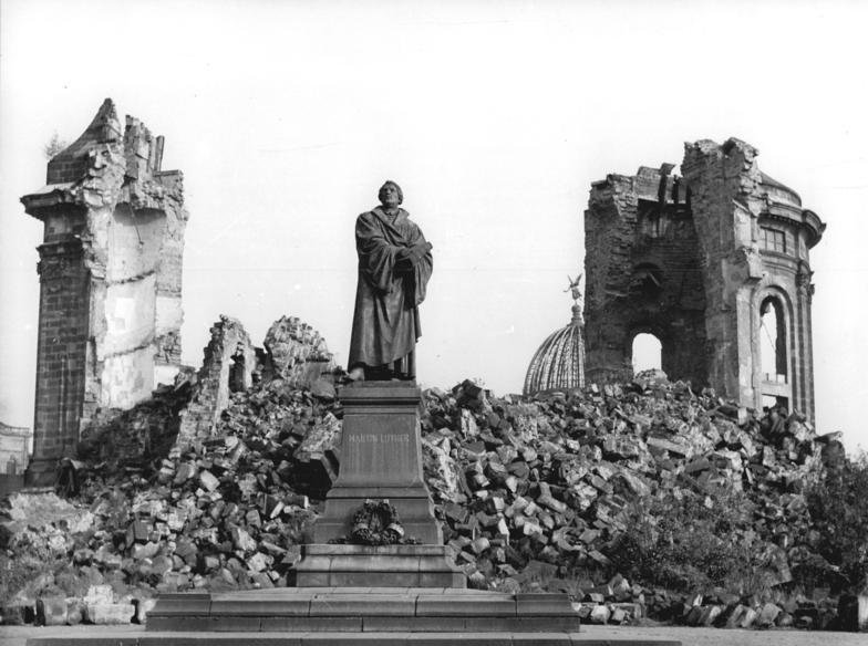 Bundesarchiv_Bild_183-60015-0002,_Dresden,_Denkmal_Martin_Luther,_Frauenkirche,_Ruine.jpg