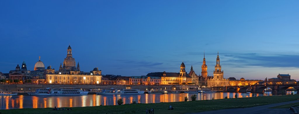 Elberadweg-pano-DSC06346_Dresden_Altstadt_bei_Nacht.jpg