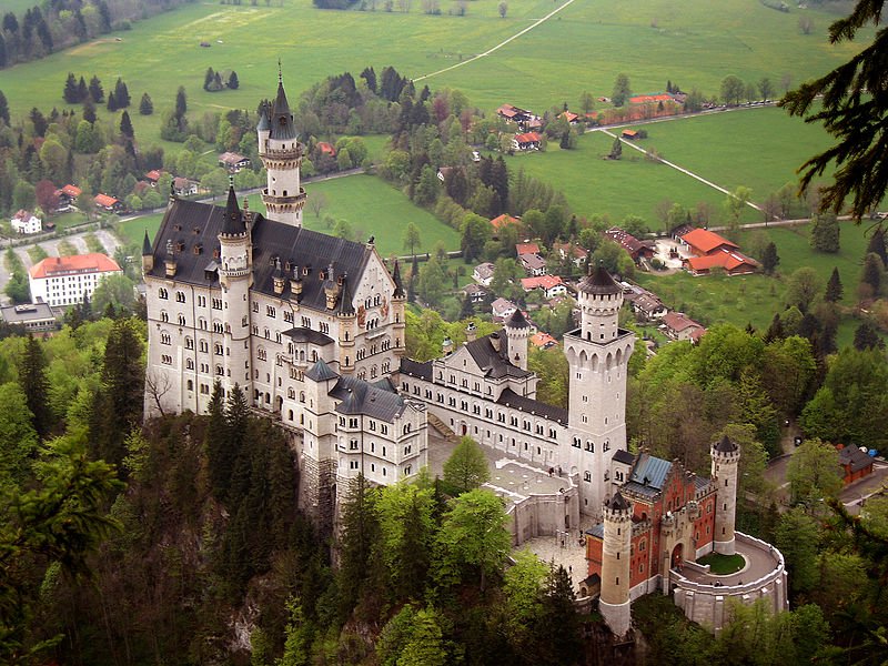 Neuschwanstein_castle.jpg