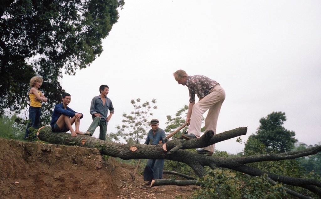 02- Chuyên gia Thụy Điển và người dân Phú Thọ cùng lao động- năm 1980.jpg