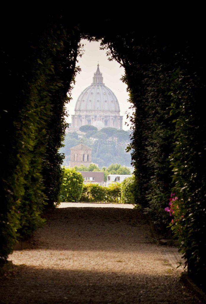 Ste-Peter-Dome-Key-Hole-Aventine-Hill.jpg