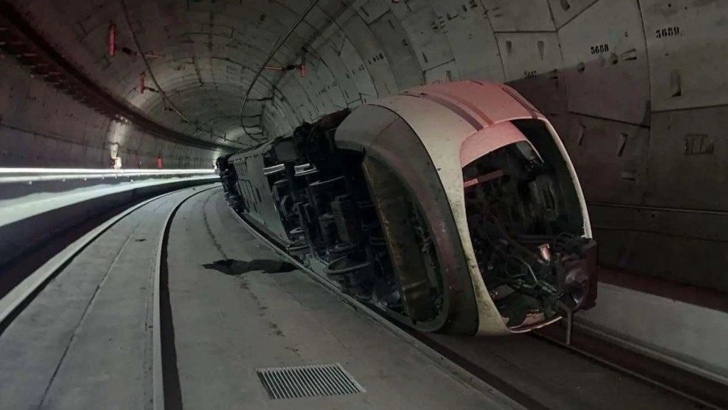 train-chaos-in-madrid-an-overturned-train-and-a-passenger-v0-r9VEDg-y2kze484_2QGhAhFzgzIGZpU4r...jpg