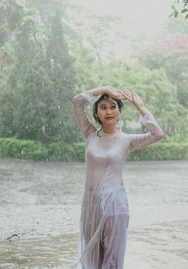 ao-dai-trong-suot-uot-dam-bien-tau-phan-cam-bi-dan-tinh-phan-doi-302-5382737.jpg