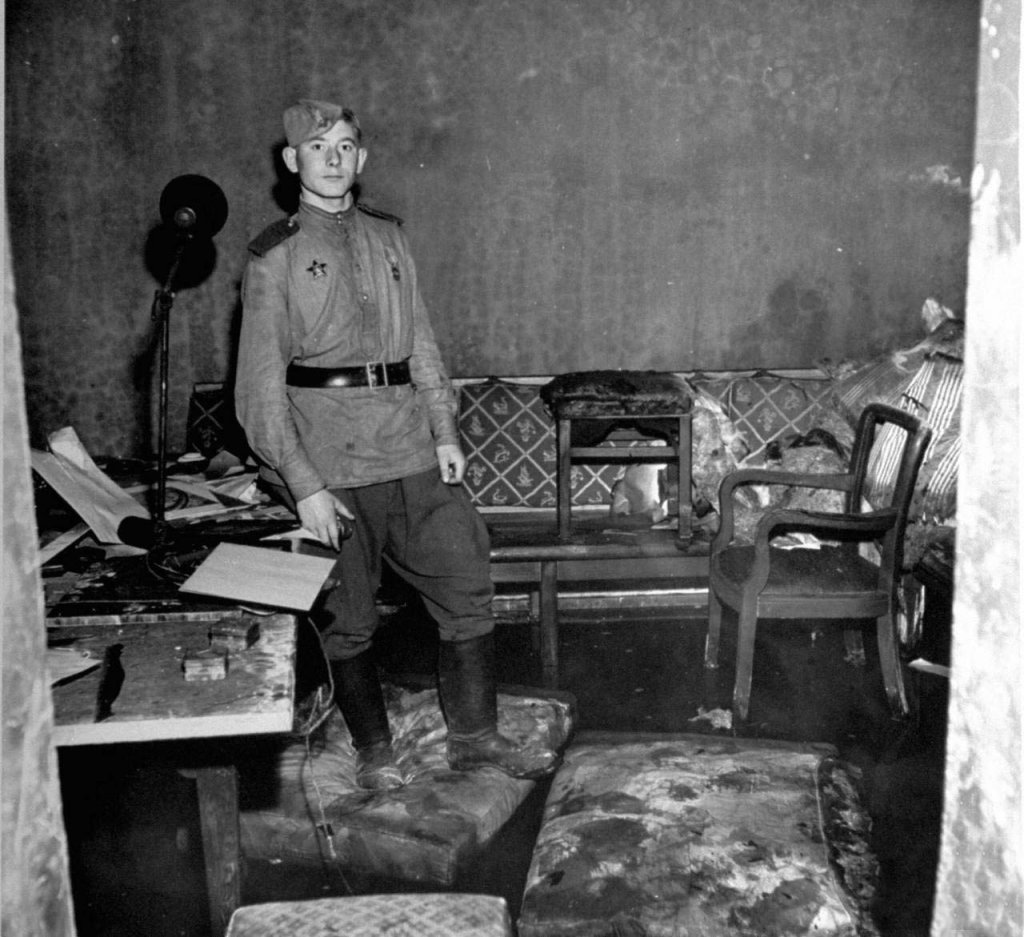 Hitler 1945_5 (12).jpg