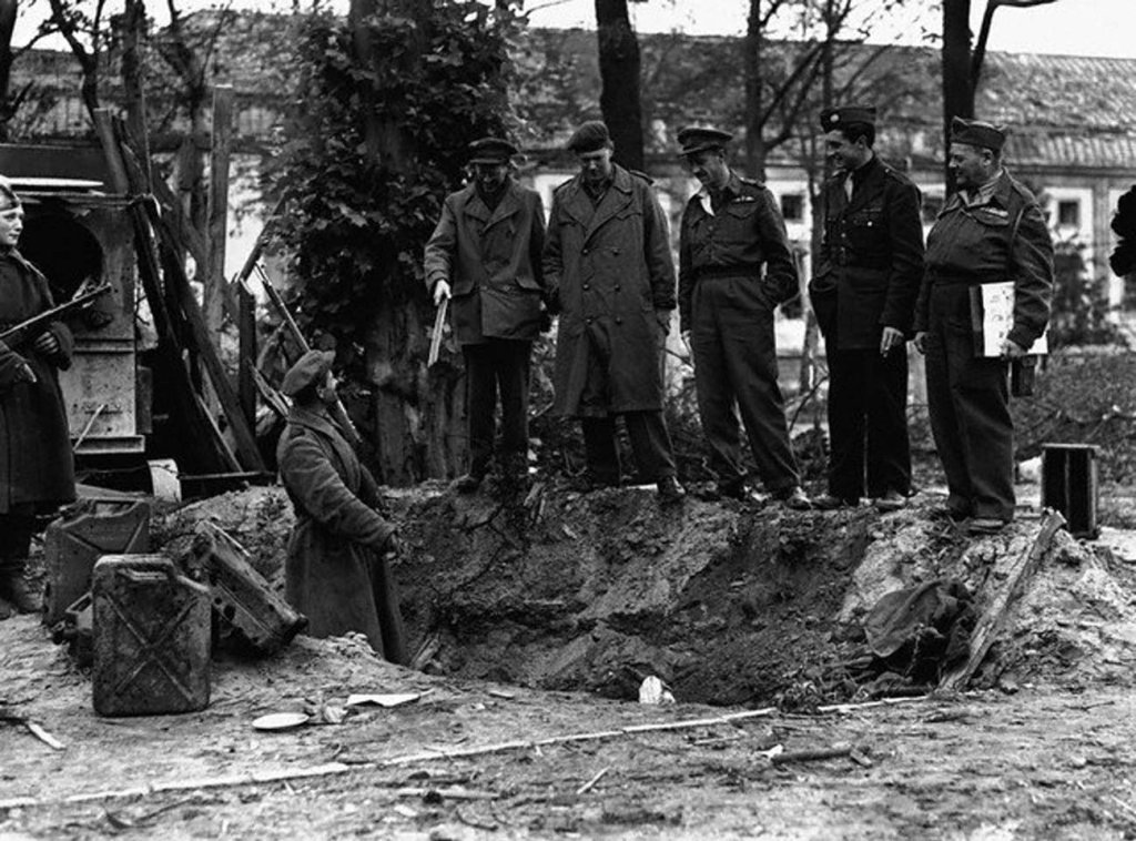 Hitler 1945_5 (19).jpg