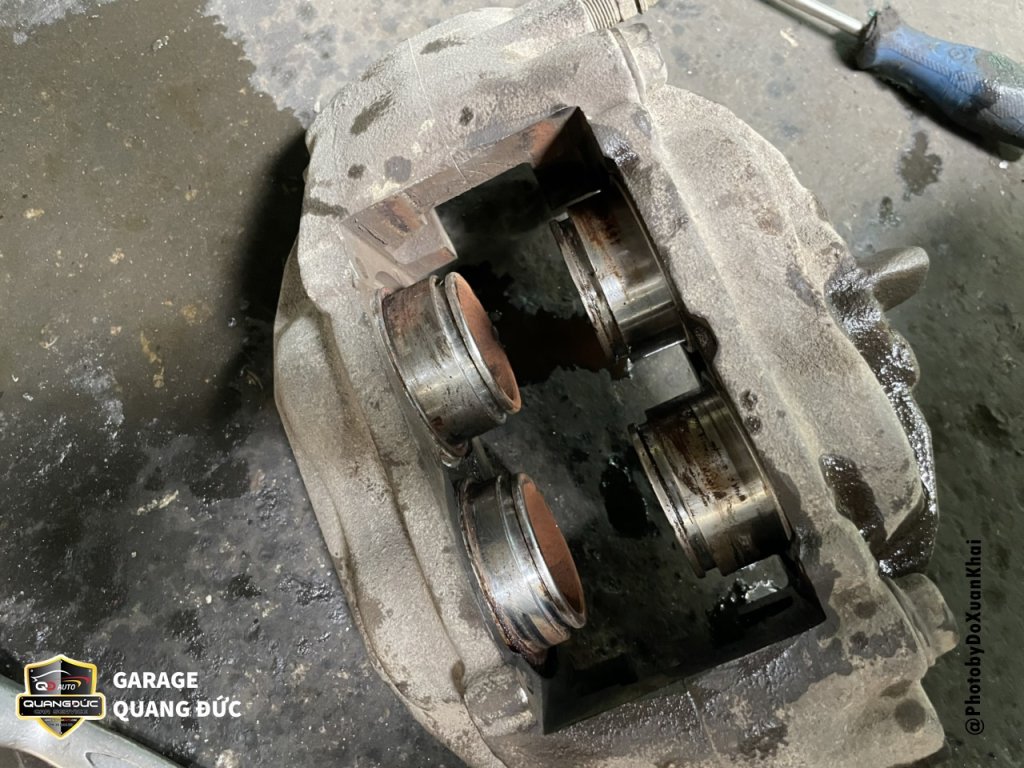 Lexus LX570 bảo dưỡng thay má phanh, piston khaiphuchoi (3).jpg