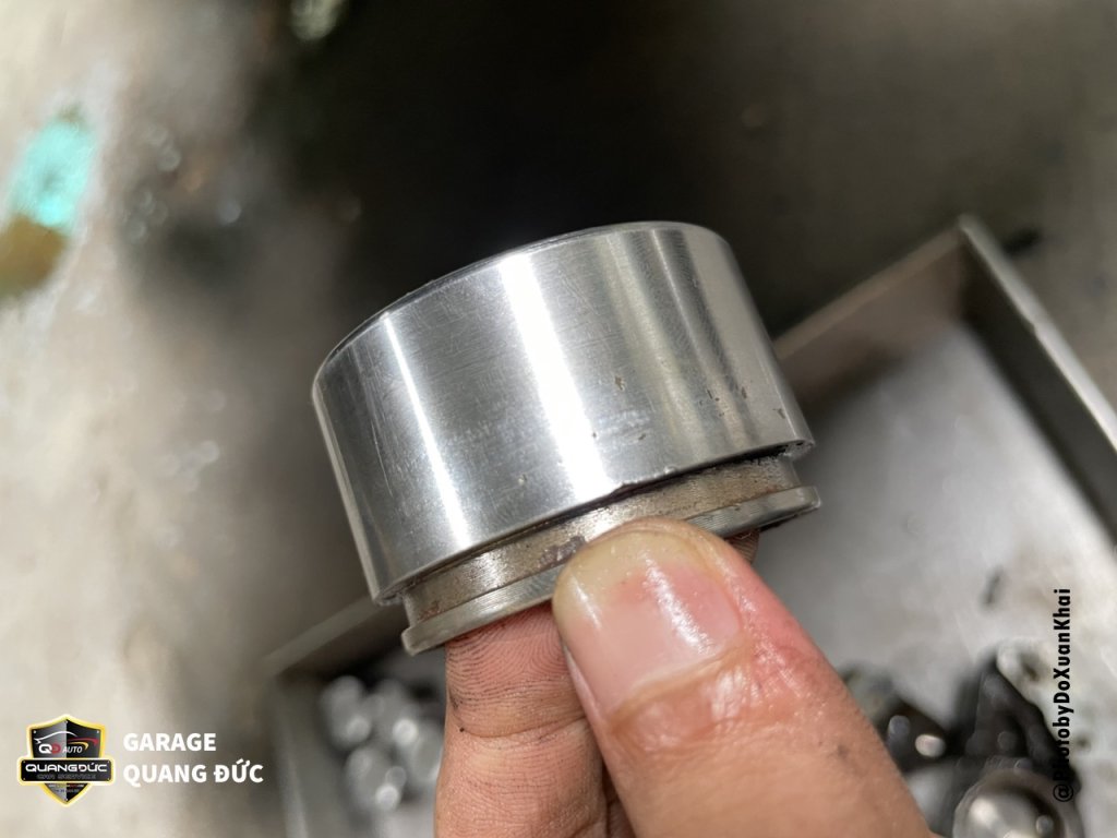 Lexus LX570 bảo dưỡng thay má phanh, piston khaiphuchoi (5).jpg