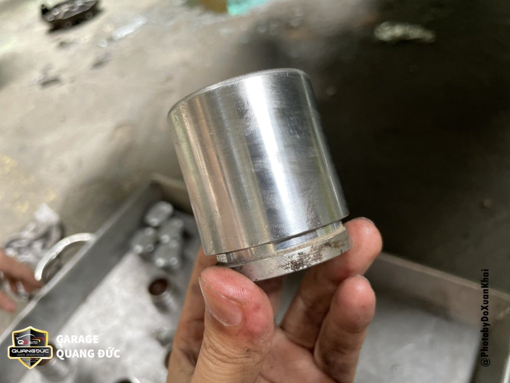 Lexus LX570 bảo dưỡng thay má phanh, piston khaiphuchoi (8).jpg