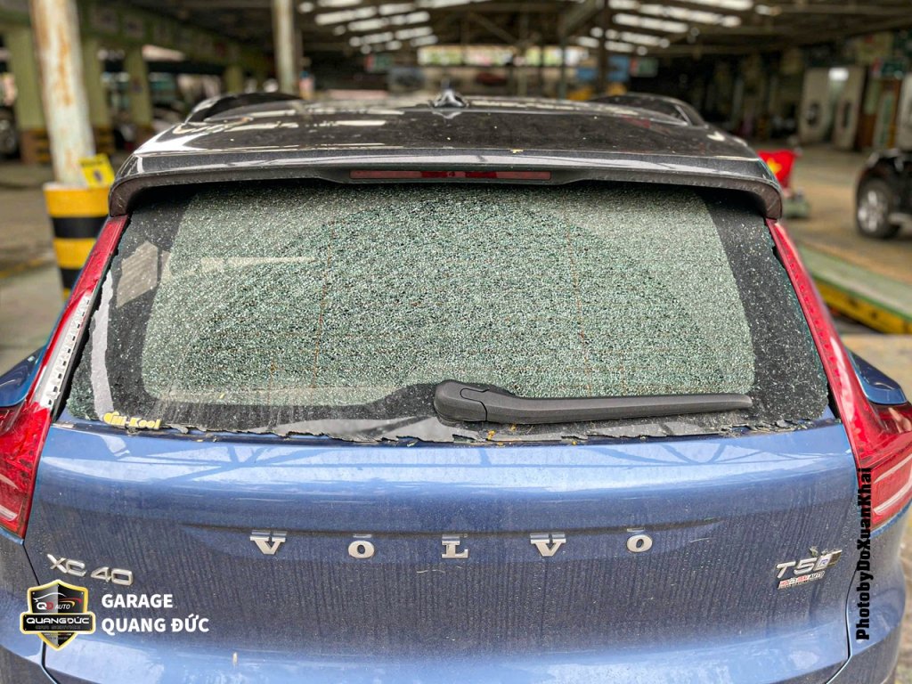 VOLVO XC40 2020 - THAY KÍNH HẬU, THAY ĐÈN HẬU LÁI QUANGDUC khaiphuchoi (14).jpg
