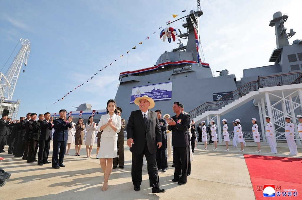 trieu-tien-ha-thuy-thanh-cong-chien-ham-5000-tan-sau-su-co-nat-day-1749773584420.jpg