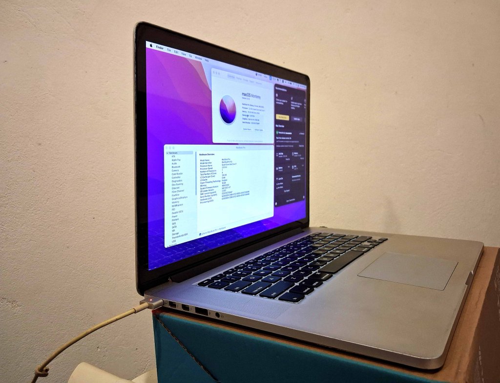MacBook Pro 15%22 Mid 2015-01.jpg