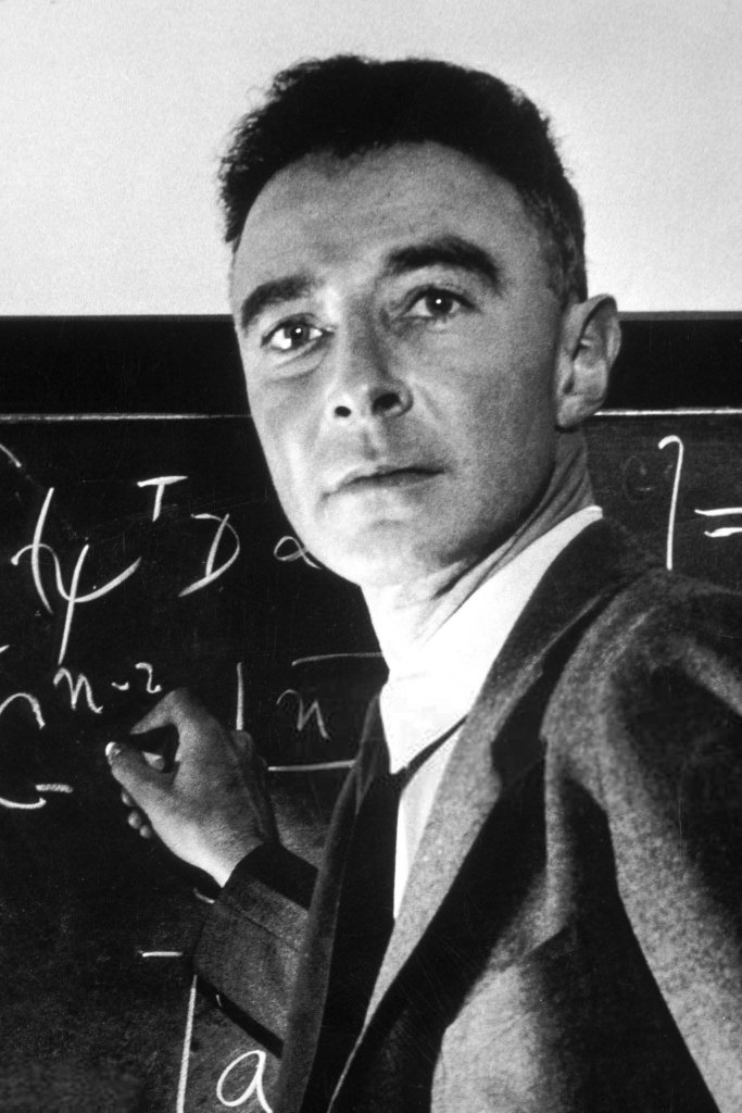 Robert Oppenheimer 1946 (1).jpg