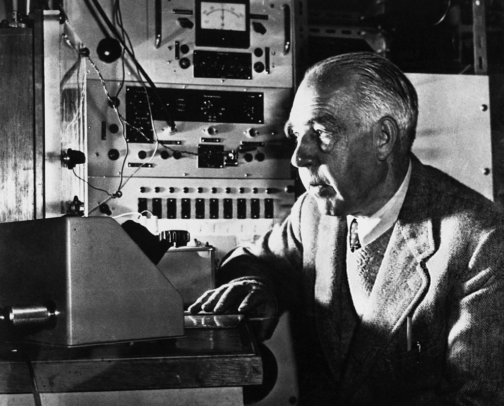 Niels Bohr (1).jpg