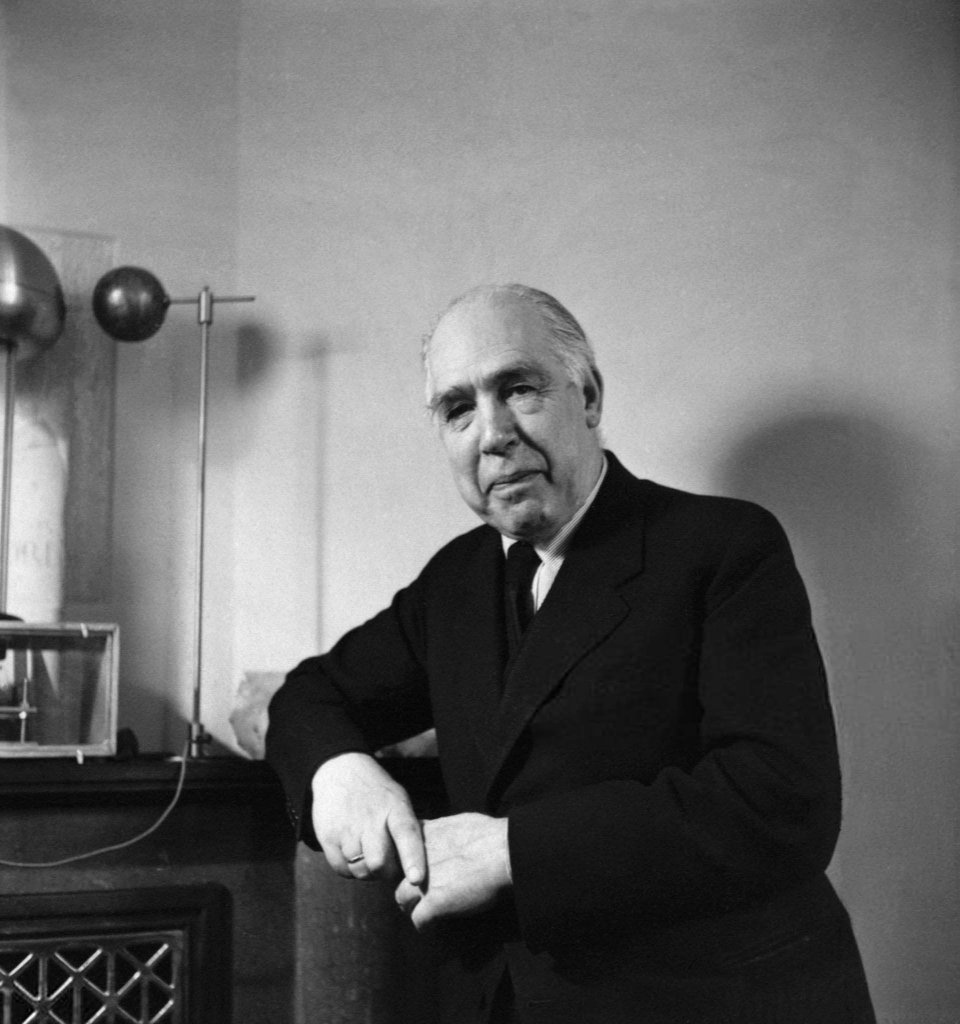 Niels Bohr (3).jpg