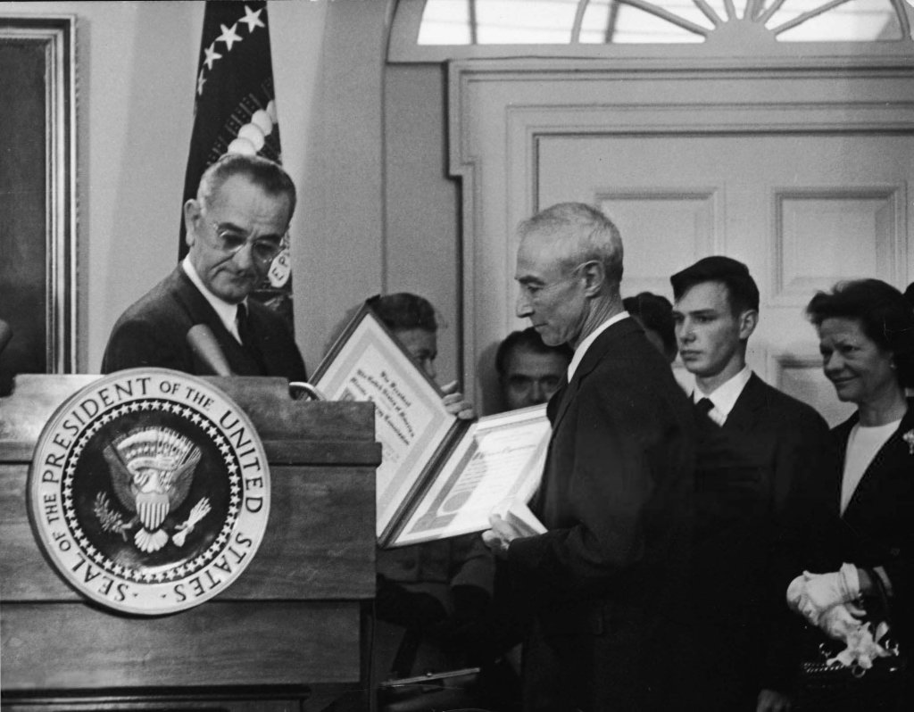 Robert Oppenheimer 1963_12_2 (1).jpg