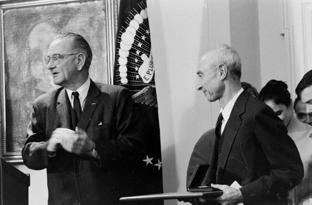 Robert Oppenheimer 1963_12_2 (3).jpg