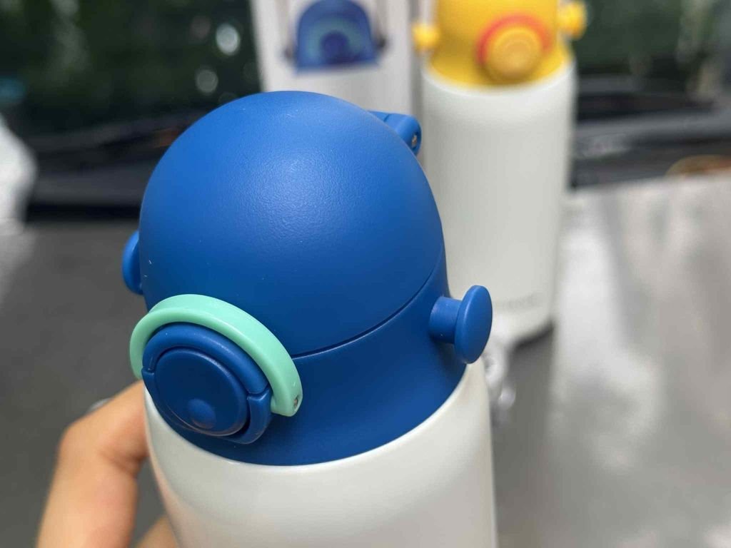 Bình giữ nhiệt có quai xách và trang trí ngộ nghĩnh 350ml LocknLock LHC328317.jpg