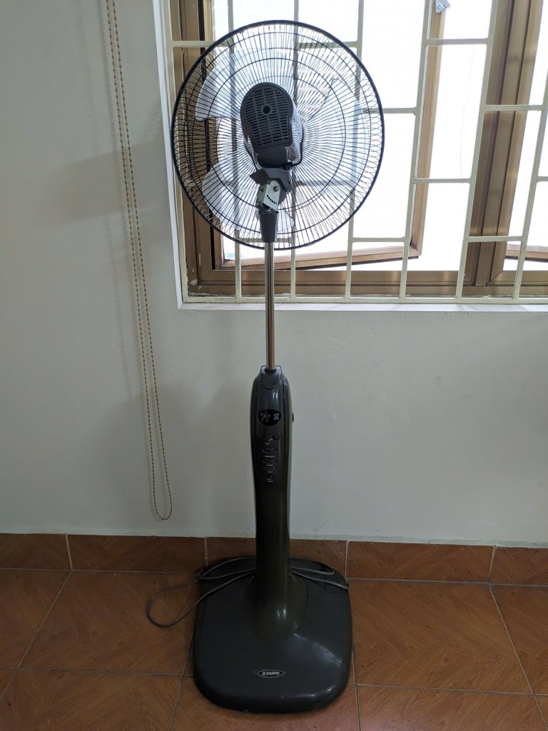 Quạt đứng Sanyo.jpg